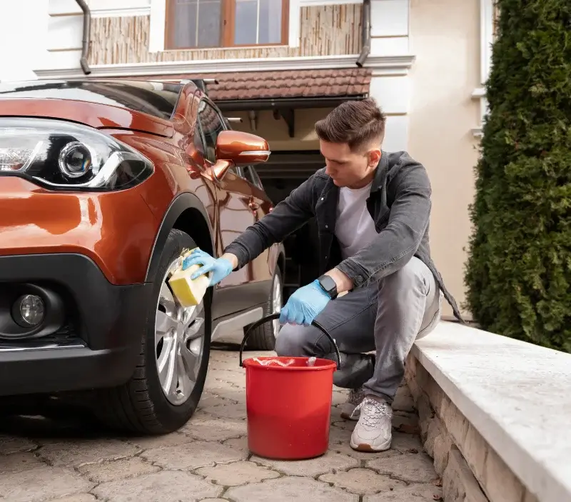 Lavage auto à domicile Canaules-et-Argentières : professionnel intervenant sur un véhicule